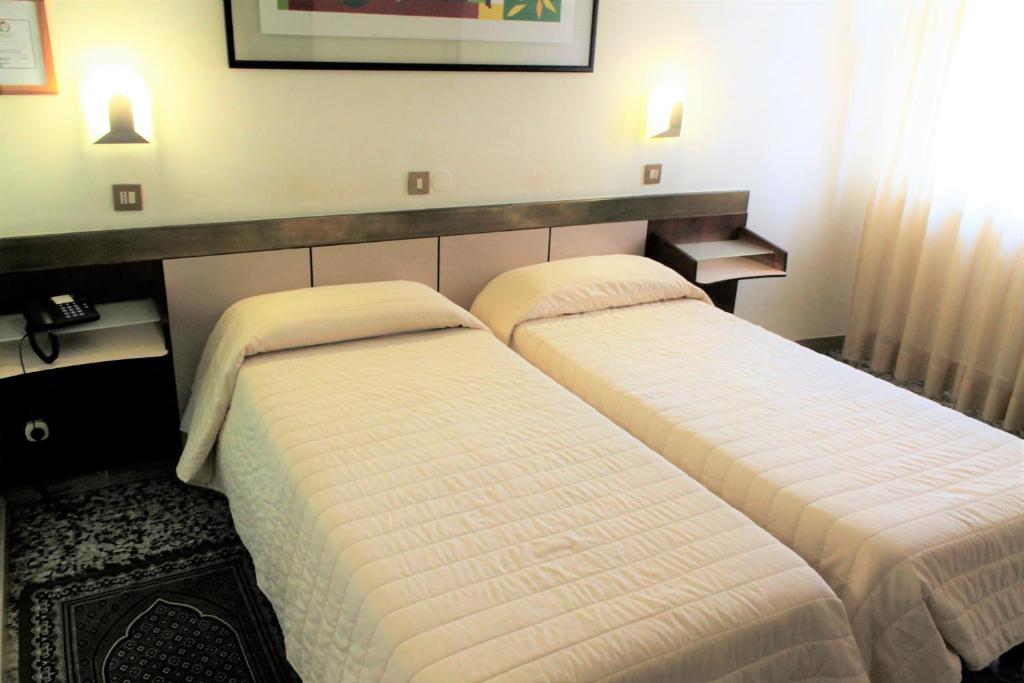 Postel nebo postele na pokoji v ubytování Hotel Napoleon