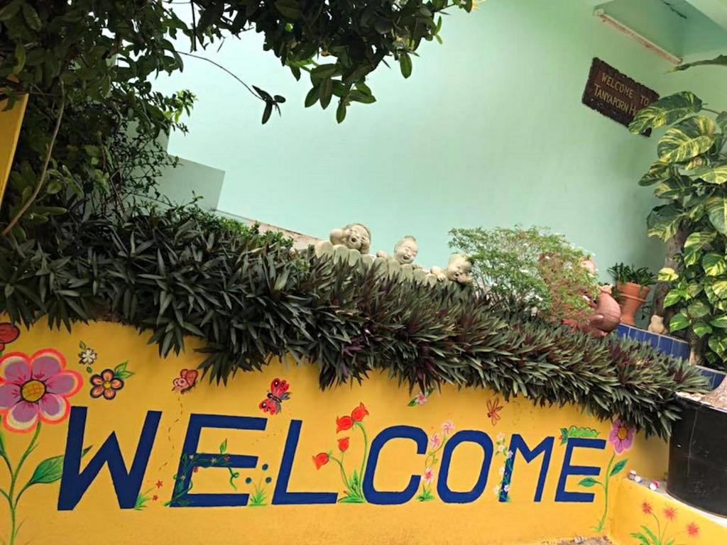 Taman di luar Tanyaporn House