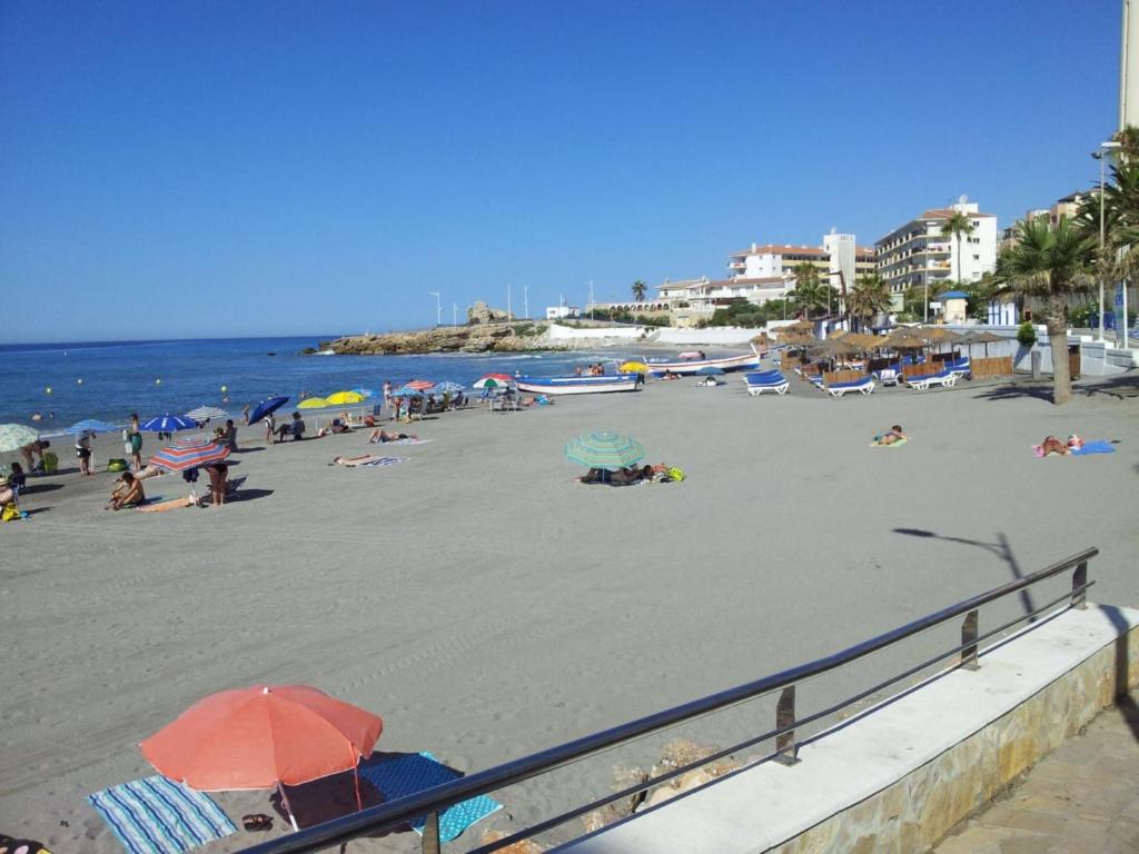 una playa con un montón de gente en la playa en Apartment Fuentes de Nerja, en Nerja