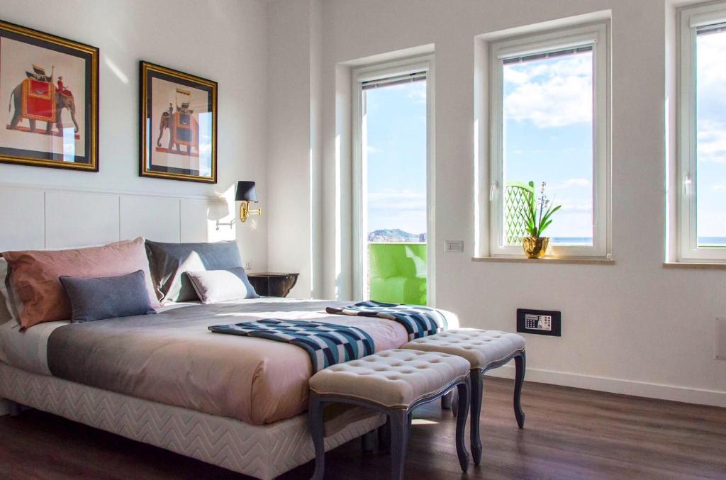 Giường trong phòng chung tại Eleventh Floor Suites