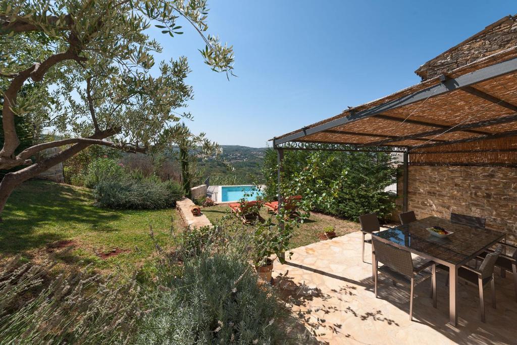 a backyard with a table and a brick building at Casa Meloni in Motovun