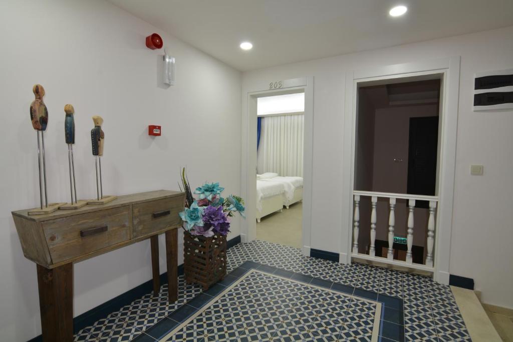 a room with a desk and a room with a bed at Dalyan Risus Suite in Çeşme