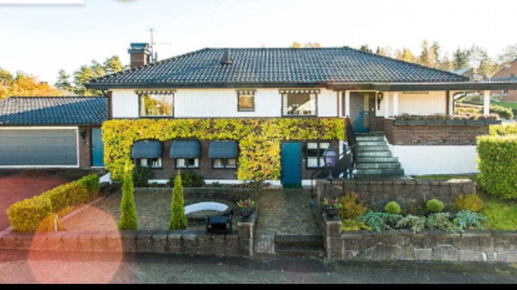 une maison avec un jardin en face dans l'établissement Residence Marmorvägen, à Karlstad