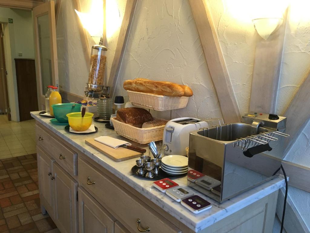 Kuchyň nebo kuchyňský kout v ubytování Auberge Saint-Martin