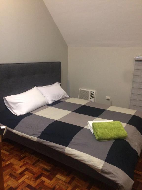 Postel nebo postele na pokoji v ubytování Hillary Timog Park Homes