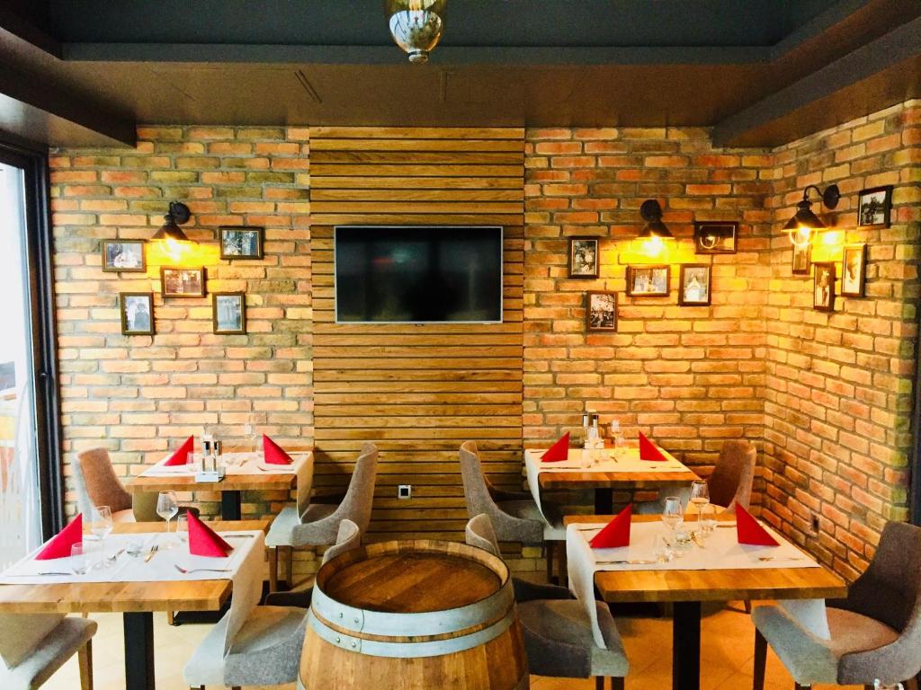 Televízia a/alebo spoločenská miestnosť v ubytovaní Rooms The King's Pub