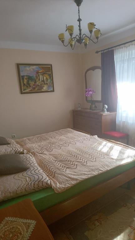 Łóżko lub łóżka w pokoju w obiekcie Rita Apartman