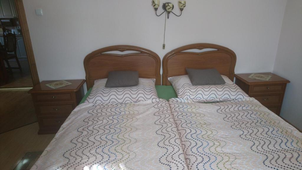 Łóżko lub łóżka w pokoju w obiekcie Rita Apartman