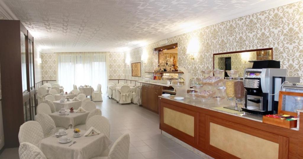 Kuchyň nebo kuchyňský kout v ubytování Hotel Nespolo D'Oro