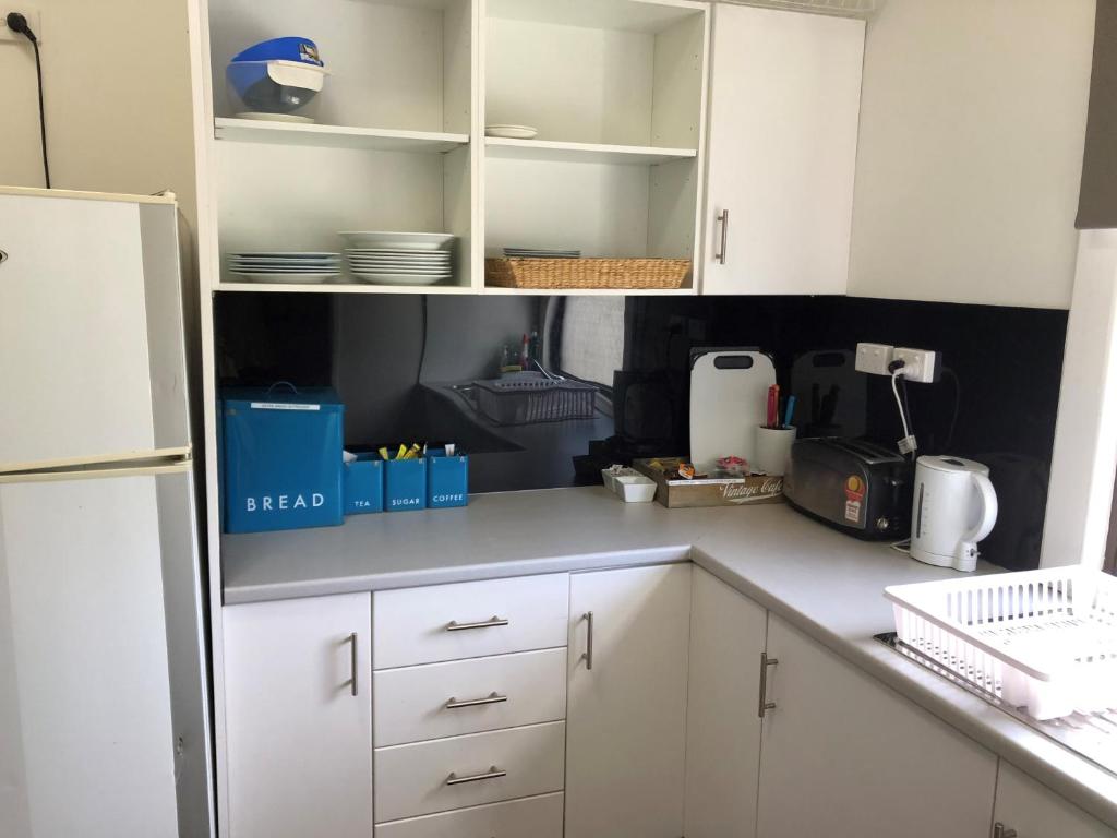 Kuchyň nebo kuchyňský kout v ubytování Gin Gin Budget Accommodation