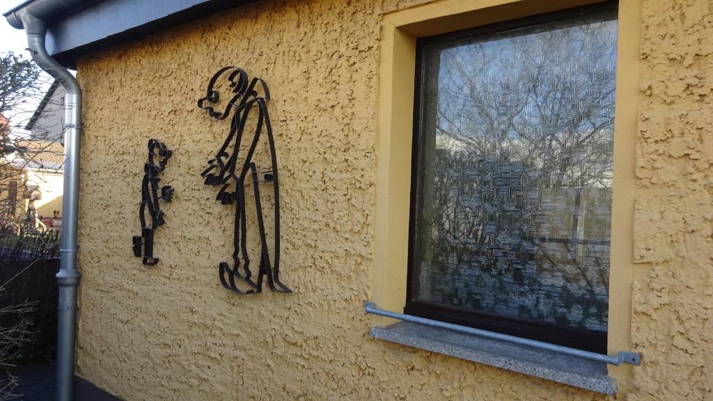 a wall with skis hanging on it next to a window at Ferienwohnungen Pilke in Oranienburg