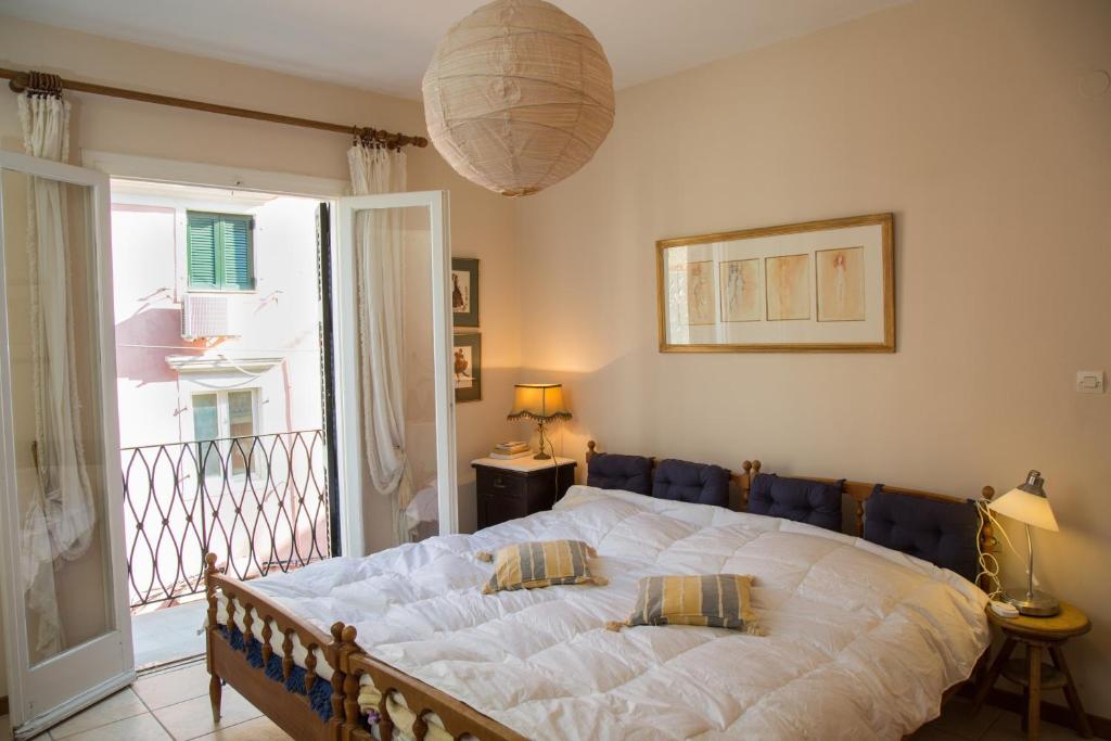 sypialnia z dużym łóżkiem i balkonem w obiekcie Corfu Retreat w Korfu