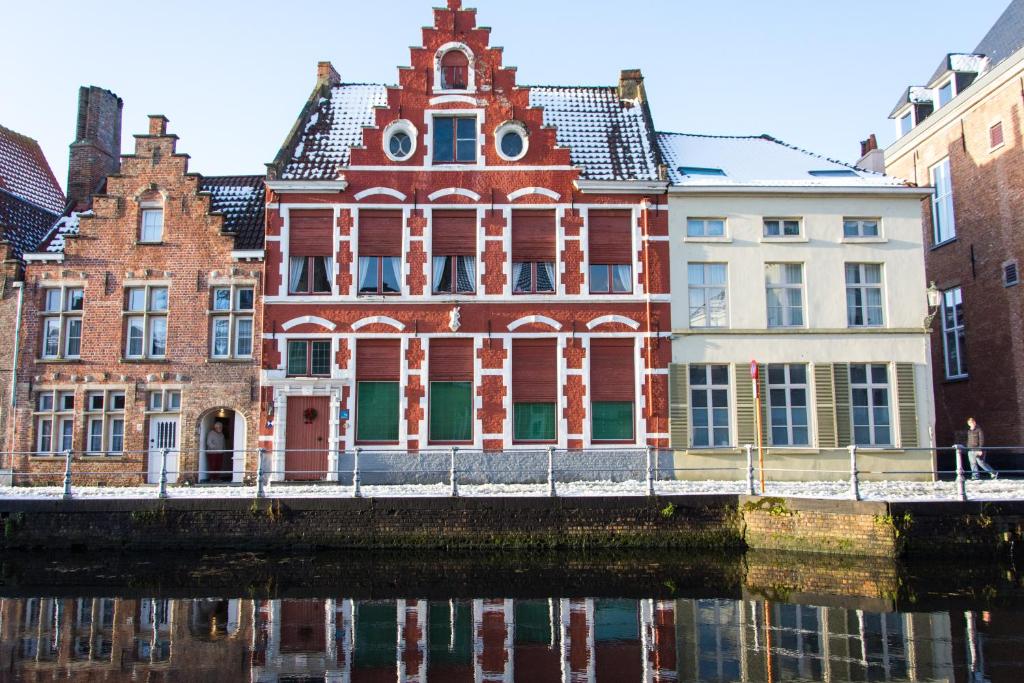 a building on the side of a river at Huis Sint-Andriescruyse in Bruges