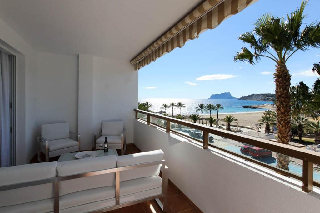 モライラにあるPrimera Linea de Playaのビーチの景色を望むバルコニー付きの客室です。