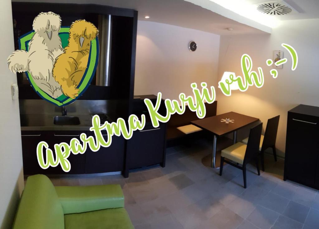 une salle avec une table et une pancarte qui félicite kombatombat dans l'établissement Apartma Kurji vrh - Chicken top, à Kranjska Gora