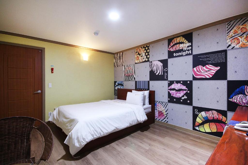 Postel nebo postele na pokoji v ubytování Happy Q Motel