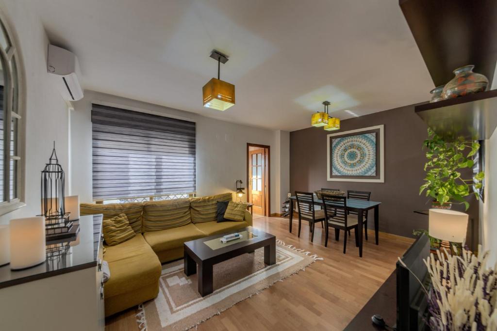 sala de estar con sofá y mesa en Apartamento con encanto en Granada, La Zubia, en La Zubia