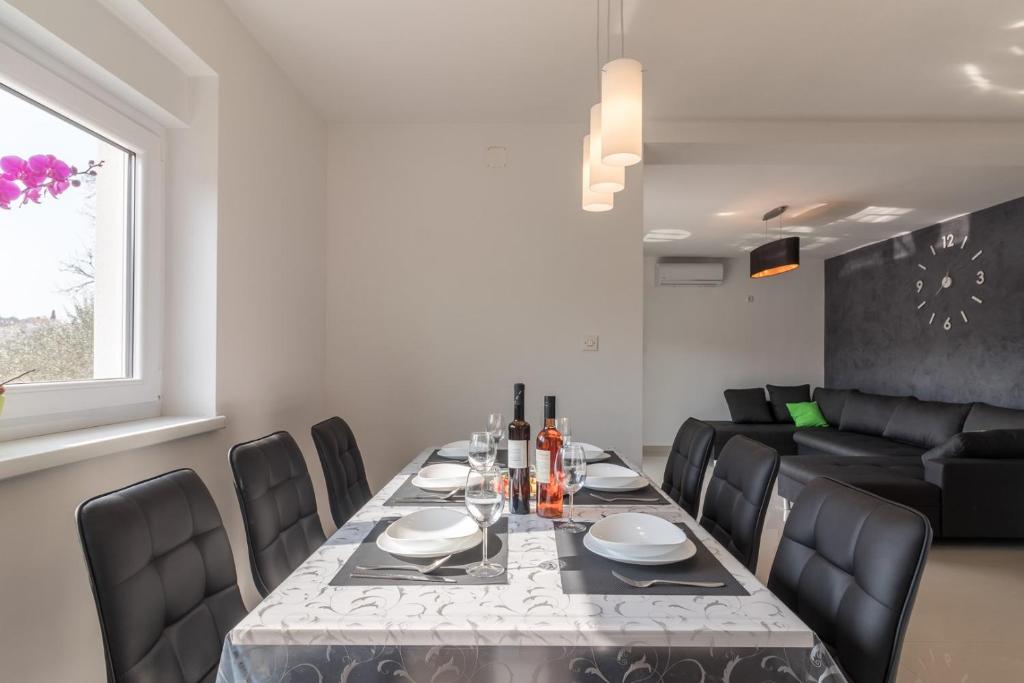 Apartments Mira - Apartment With Terrace