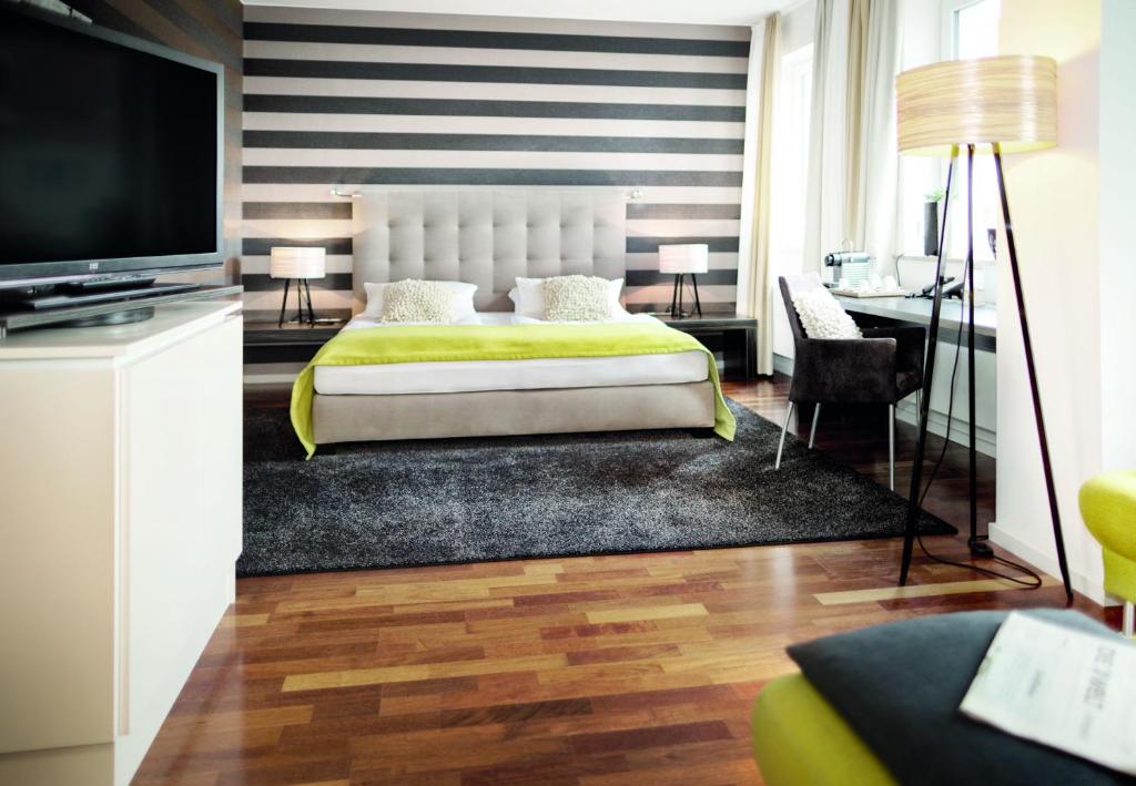 ein Schlafzimmer mit einem großen Bett und einem TV in der Unterkunft City Hotel Bosse in Bad Oeynhausen