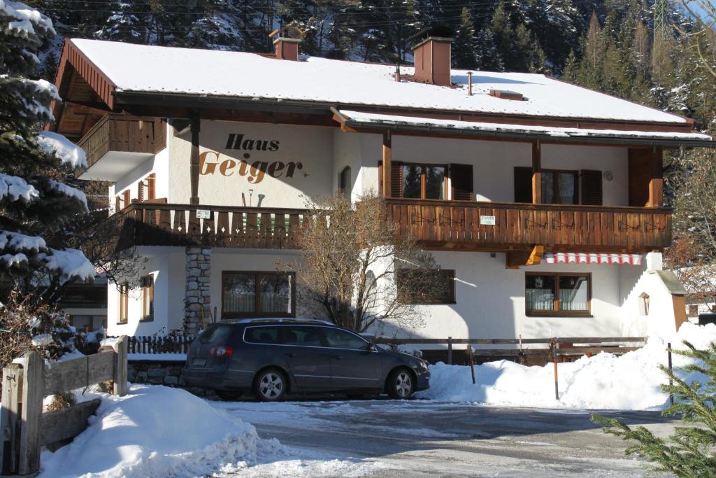 una casa con un coche aparcado delante de ella en Haus Geiger, en Scharnitz