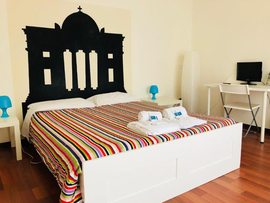 a bedroom with a bed with two towels on it at Castelnuovo Rooms in Palermo