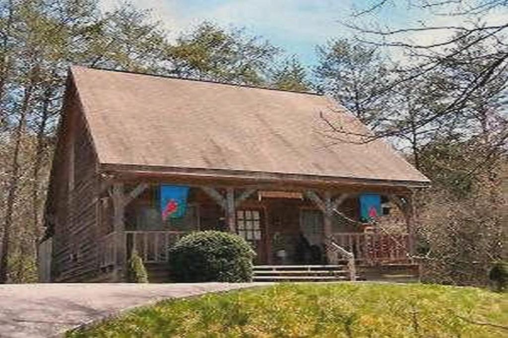 Casa de madera grande con techo marrón en Hartman House en Sevierville