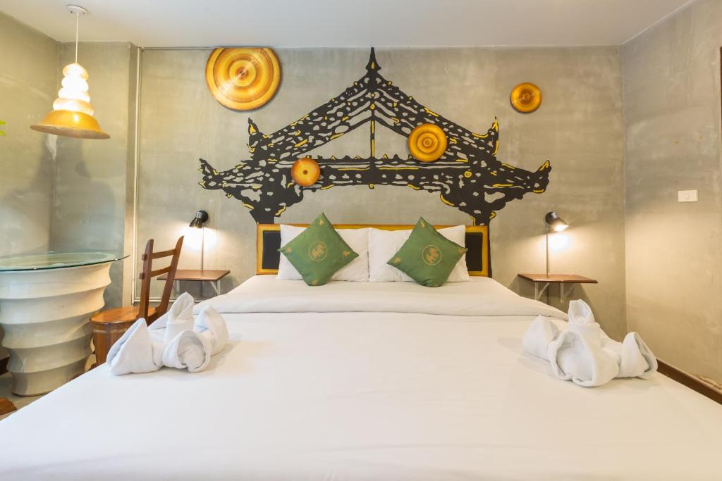 Postel nebo postele na pokoji v ubytování Baan Kamala Fantasea Hotel