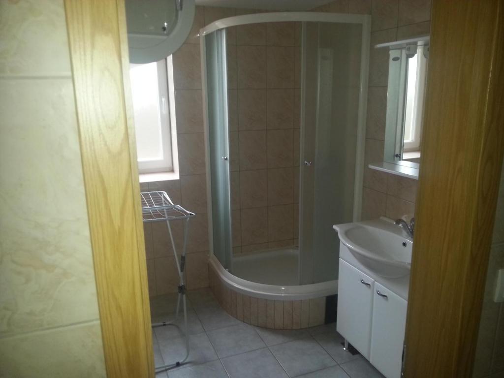 Koupelna v ubytování SOSTANJ VELENJE RAVNE SOBE ROOMS Vrtacnik d o o