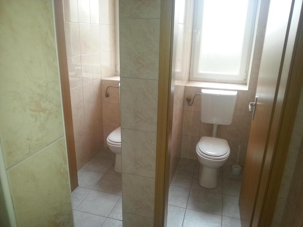 Koupelna v ubytování SOSTANJ VELENJE RAVNE SOBE ROOMS Vrtacnik d o o