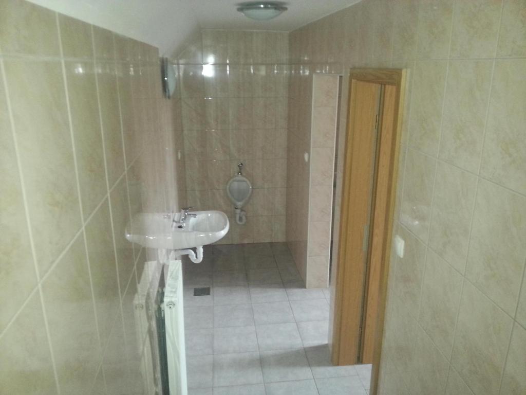 Koupelna v ubytování SOSTANJ VELENJE RAVNE SOBE ROOMS Vrtacnik d o o