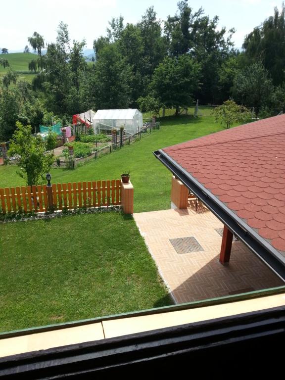 Zahrada ubytování SOSTANJ VELENJE RAVNE SOBE ROOMS Vrtacnik d o o