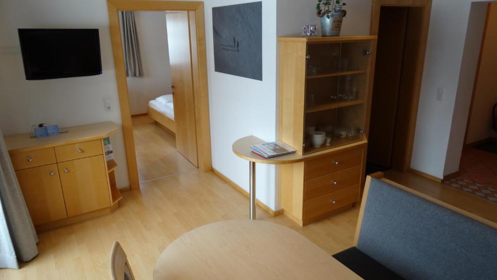 Televízia a/alebo spoločenská miestnosť v ubytovaní Großglocknerappartement