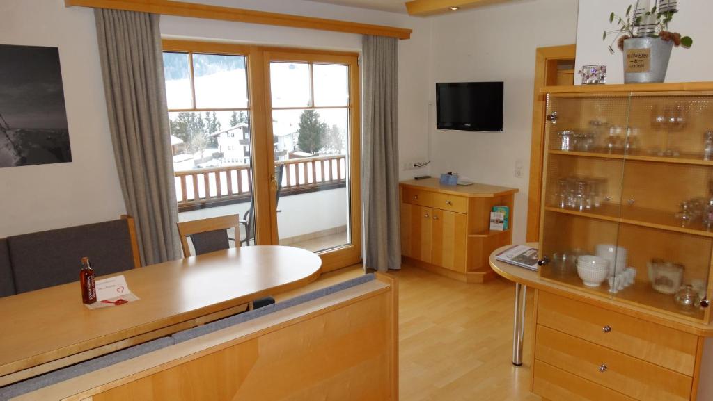 Televízia a/alebo spoločenská miestnosť v ubytovaní Großglocknerappartement