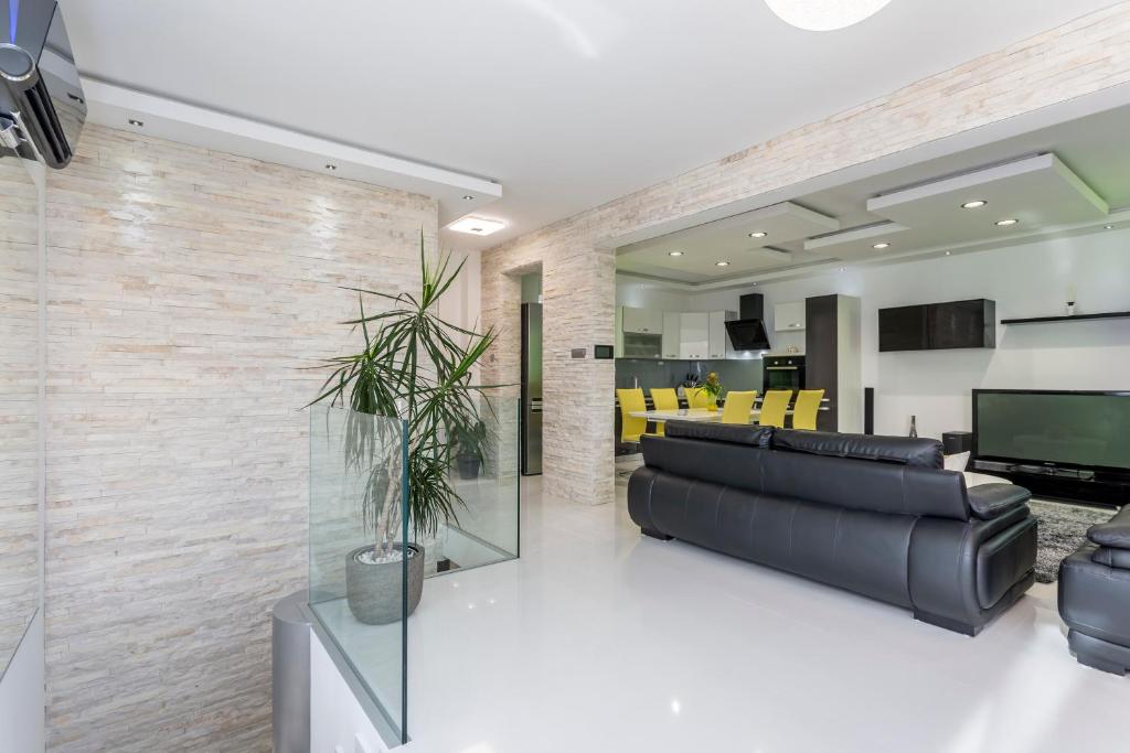 Televízia a/alebo spoločenská miestnosť v ubytovaní Sea Pearl Luxury Apartment