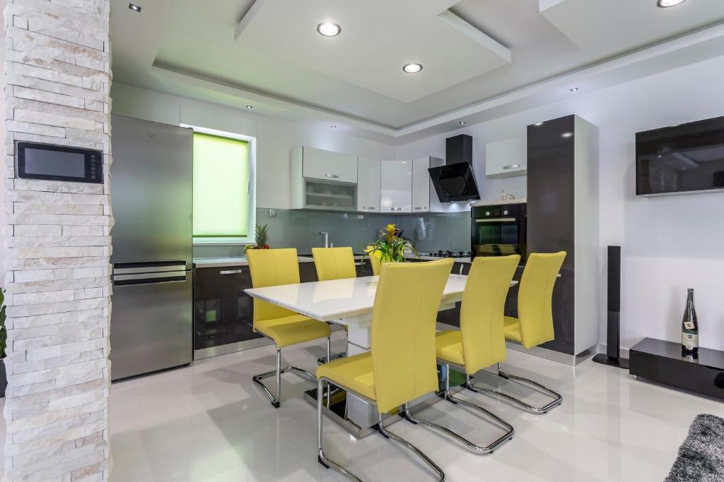 Kuchyňa alebo kuchynka v ubytovaní Sea Pearl Luxury Apartment