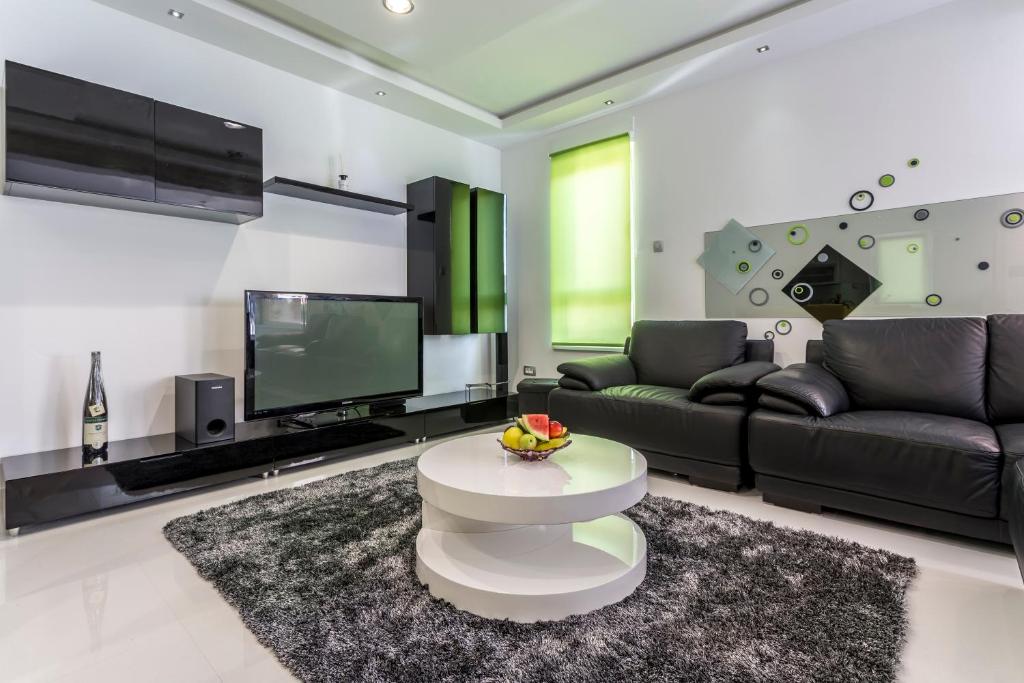 Televízia a/alebo spoločenská miestnosť v ubytovaní Sea Pearl Luxury Apartment
