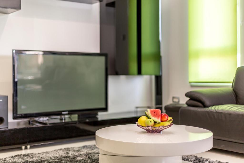 Televízia a/alebo spoločenská miestnosť v ubytovaní Sea Pearl Luxury Apartment