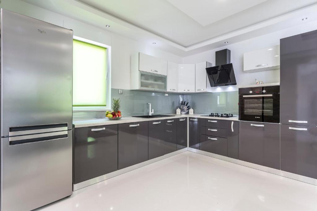 Kuchyňa alebo kuchynka v ubytovaní Sea Pearl Luxury Apartment
