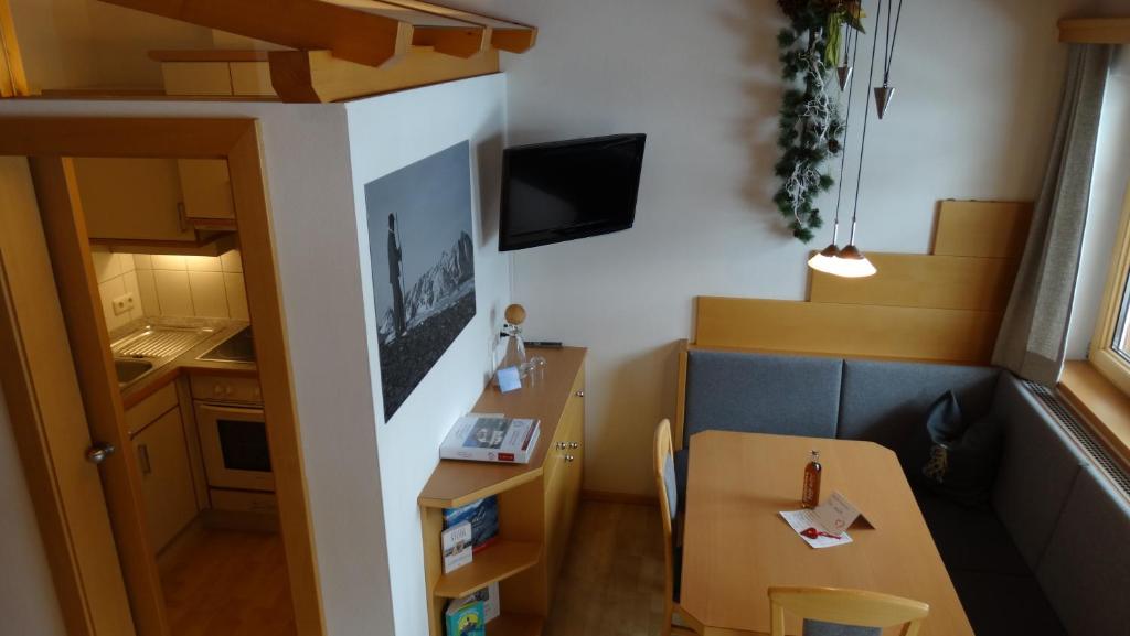 Televízia a/alebo spoločenská miestnosť v ubytovaní Großglocknerappartement