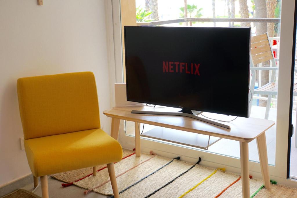 Telewizja i/lub zestaw kina domowego w obiekcie Smart Malagueta Seaview