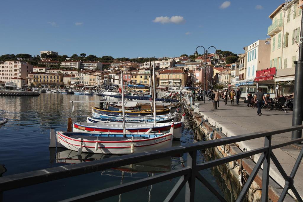 een groep boten aangemeerd in een jachthaven bij MISTRAL Gagnant in Cassis