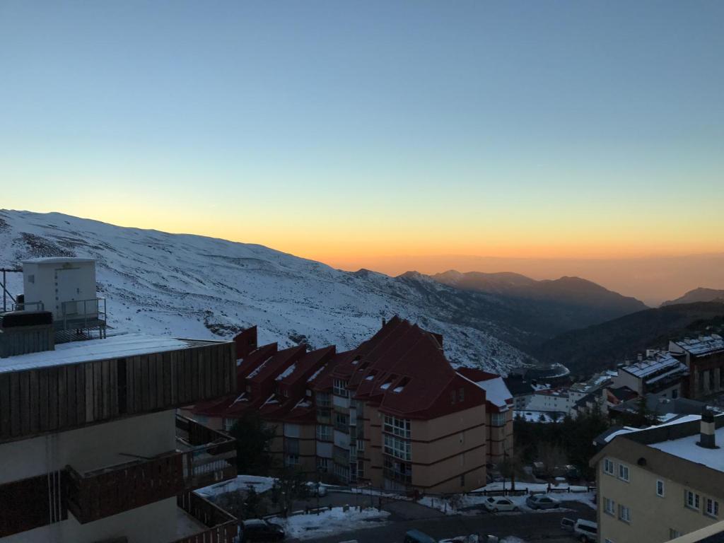 a view of a city with snow on a mountain at Apartamento de Lujo con Vistas Panorámicas in Sierra Nevada