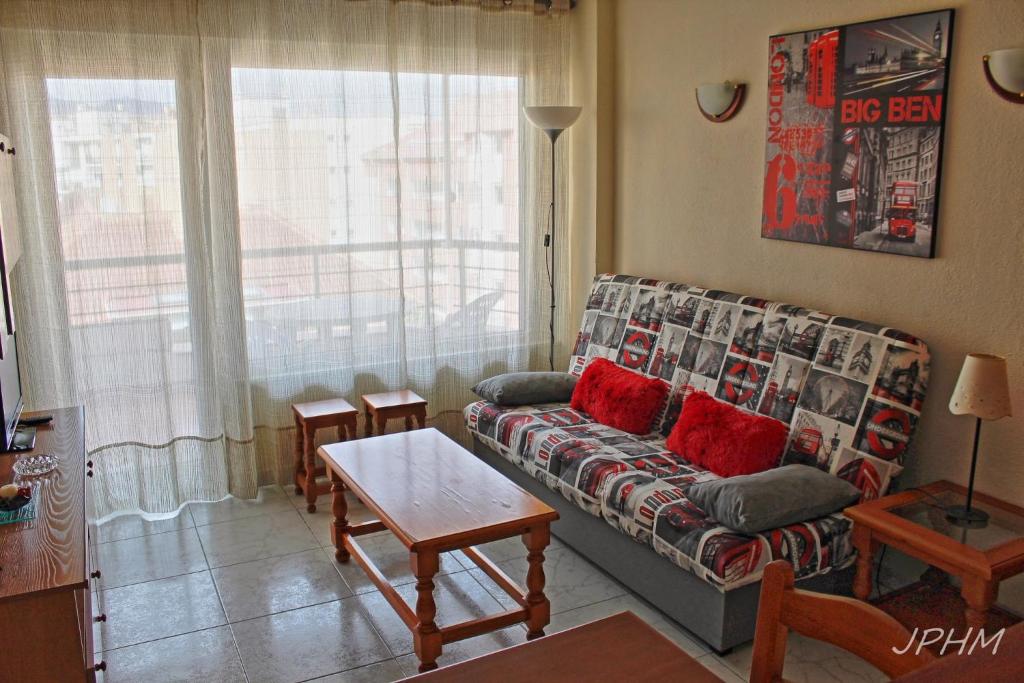 a living room with a couch and a table at La mejor ubicación in Fuengirola