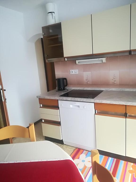 Kuchyň nebo kuchyňský kout v ubytování Apartments & Rooms Stare