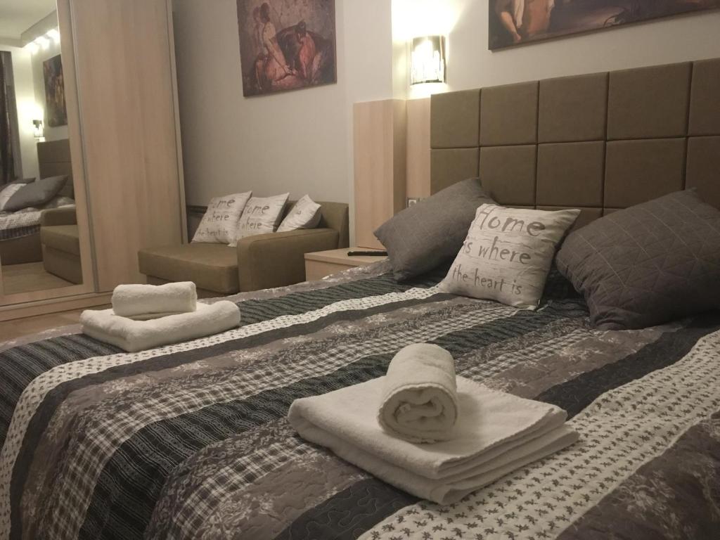um quarto com duas toalhas numa cama com um espelho em Artemis Luxury Apartment em Tessalônica