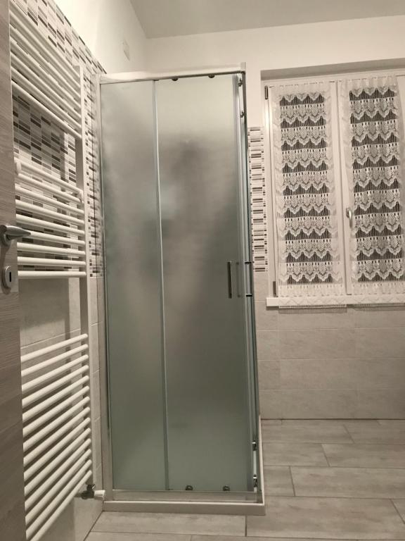 グラヴェドーナにあるResidenza Christianのバスルーム(ガラスドア付きのシャワー付)