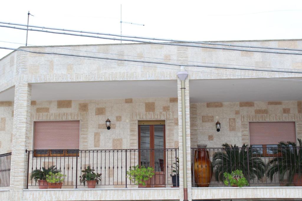 un edificio con plantas en la parte delantera en Antico Borgo, en Monacizzo