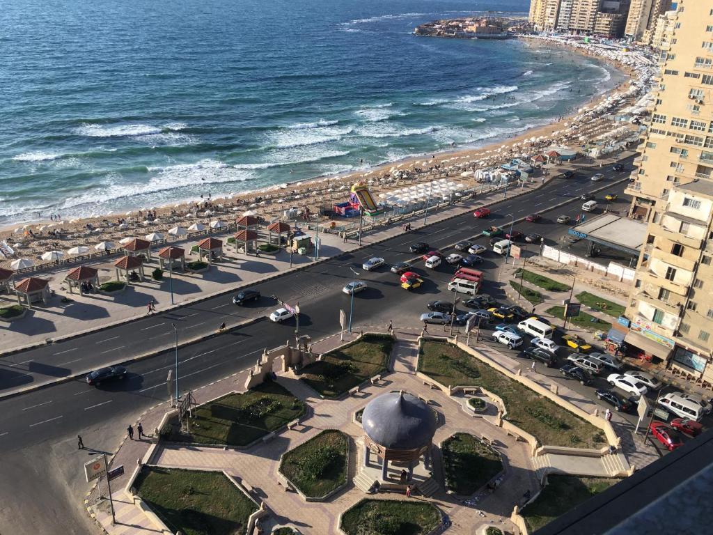 una vista aerea di una città con l'oceano di Sea view Sidi Beshr families only ad Alessandria d'Egitto