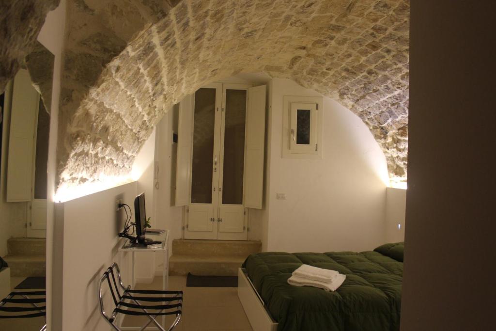 a bedroom with a bed and an arched ceiling at Specula Domus - Ibla in Ragusa