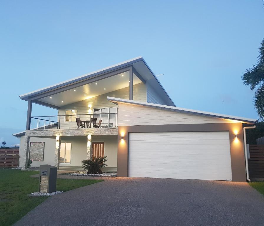 una casa grande con una puerta de garaje blanca en Modern Luxury Ocean Views, en Townsville